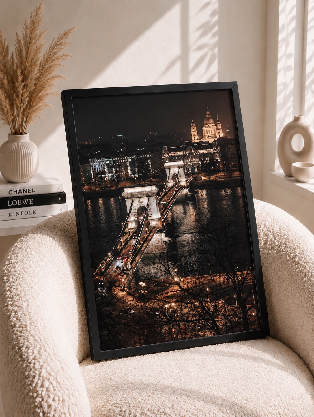 Budapest After Dark с черна рамка в интериор