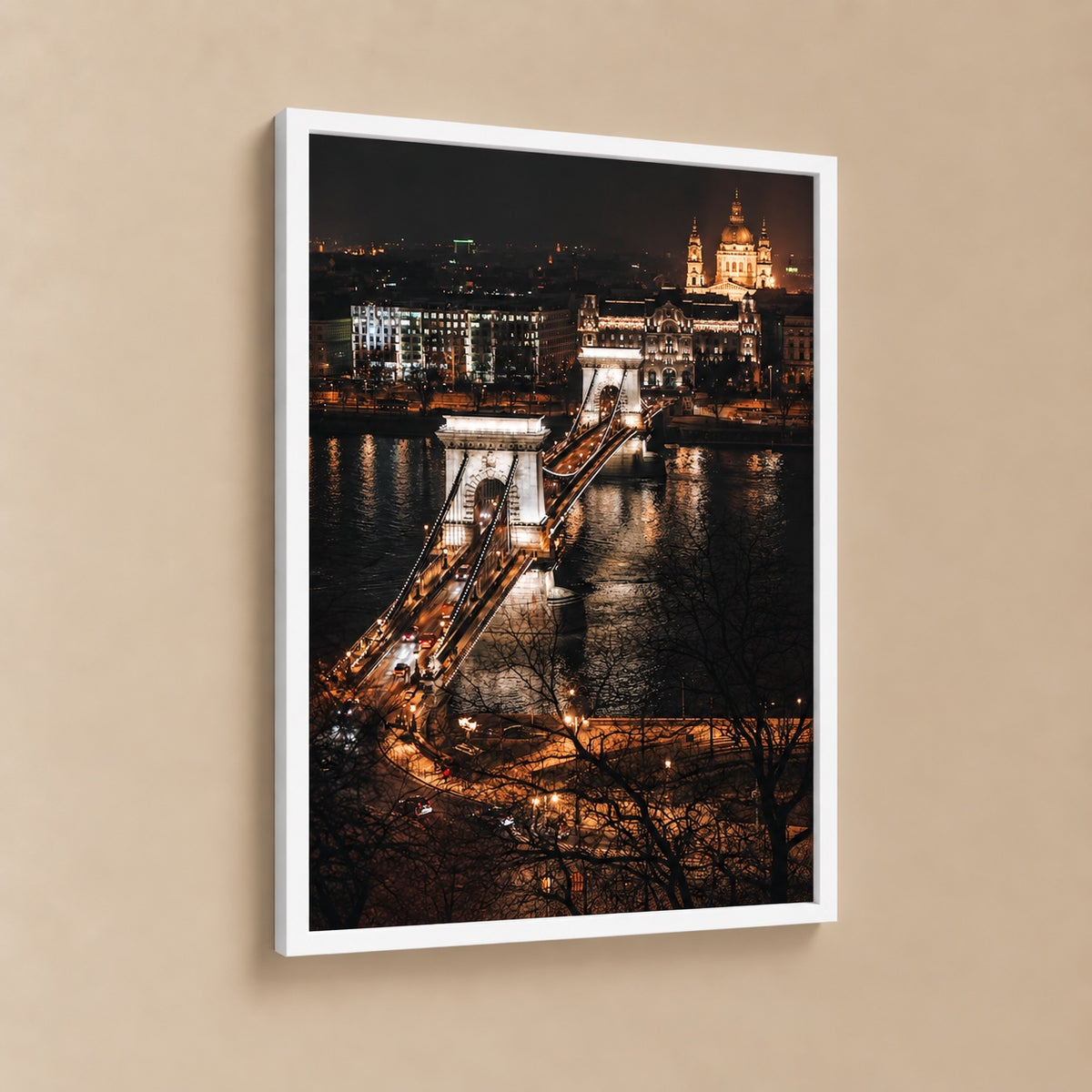 Budapest After Dark с бяла рамка