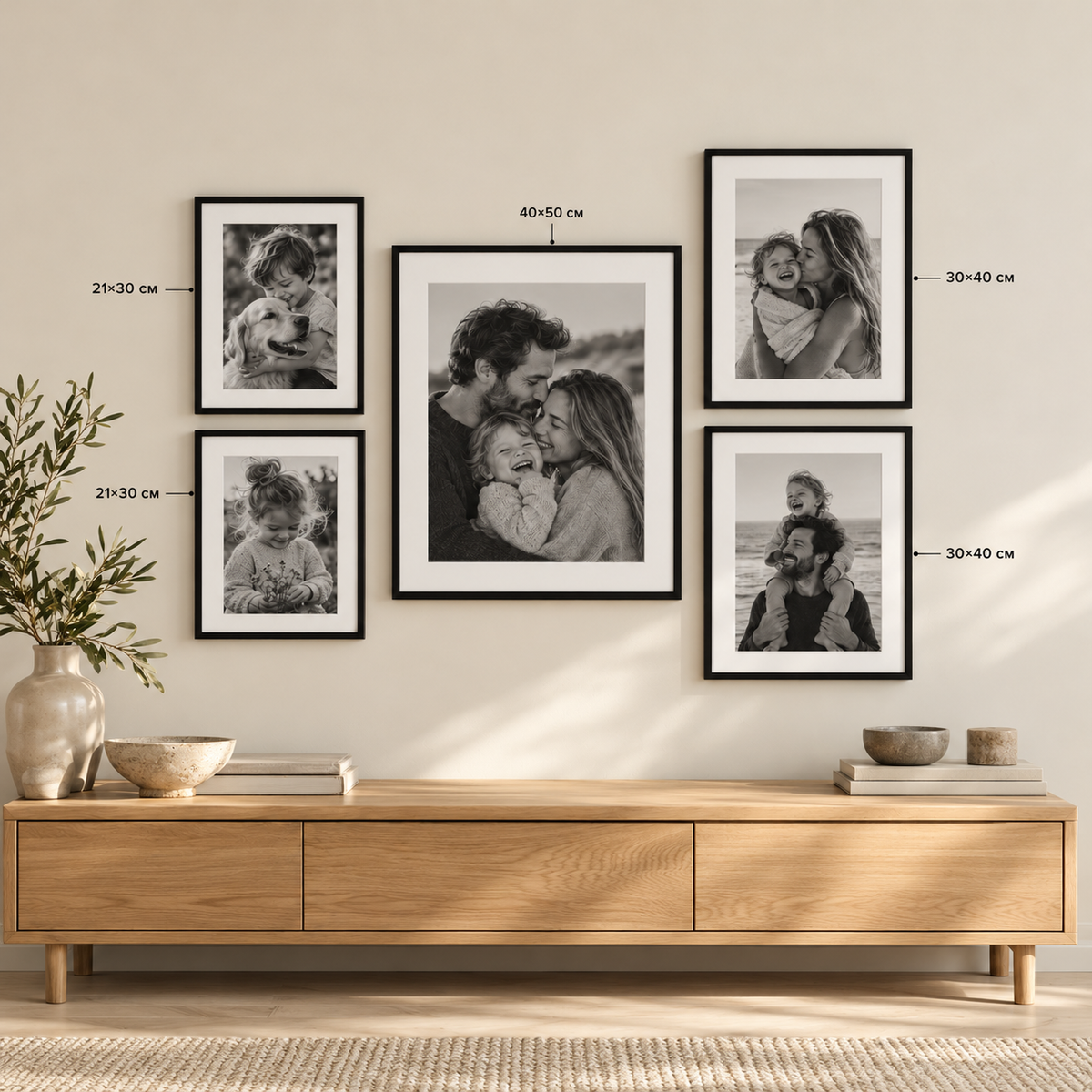 Квадратна семейна фотостена с размери 21×30, 40×50 и 30×40 см
