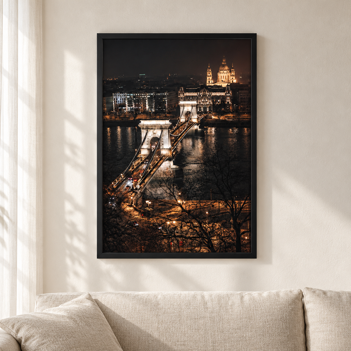 Постер Budapest After Dark – постер 5:7 в черна рамка със стъкло, светъл минималистичен интериор